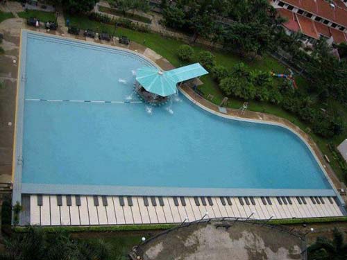 casain3mosse - piscina a forma di pianoforte