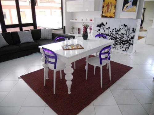 casain3mosse - sedie viola con tavolo bianco